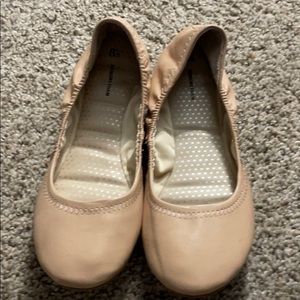 Women’s shoe, size 8 1/2.